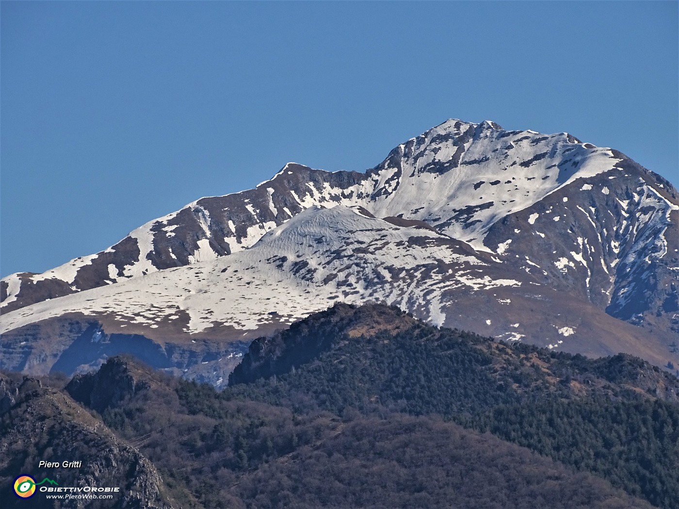 36 Zoom sulla Cima Menna (2300 m) ancora ben innevata.JPG